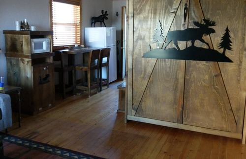 Walden Cabin | Quaint & Cozy stay in the Moose Viewing Capital of Colorado! Dogs welcome!