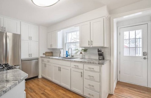 Prairie Village House | Quaint, dog-friendly Prairie Village Home!