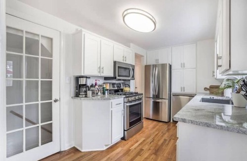 Prairie Village House | Quaint, dog-friendly Prairie Village Home!