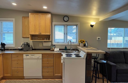 Bozeman House | Quaint Downtown Studio 4 blocks off Main