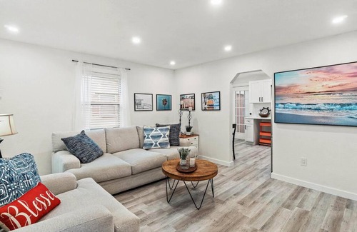 Gulfport House | Quaint Gulfport Beach Bungalow