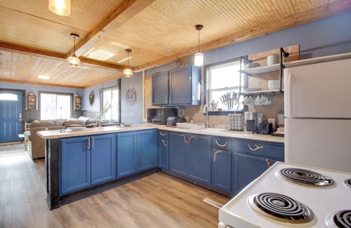 Riverton Cottage | Quaint Ironton Getaway w/Fire Pit, Gas Grill!