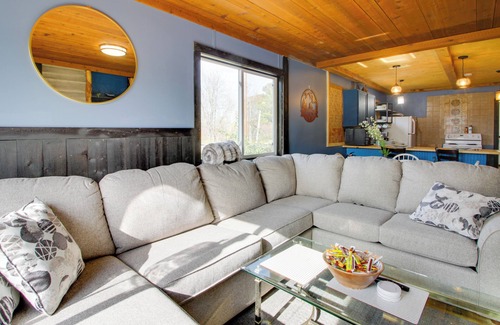 Riverton Cottage | Quaint Ironton Getaway w/Fire Pit, Gas Grill!