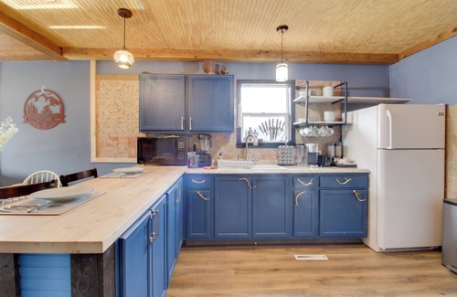 Riverton Cottage | Quaint Ironton Getaway w/Fire Pit, Gas Grill!