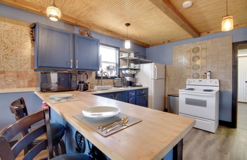 Riverton Cottage | Quaint Ironton Getaway w/Fire Pit, Gas Grill!