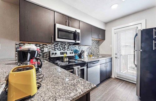 Pleasant Valley Apartment | Quaint King Bed 1BR, 5 Min to DT