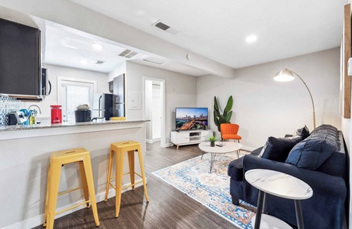 Pleasant Valley Apartment | Quaint King Bed 1BR, 5 Min to DT