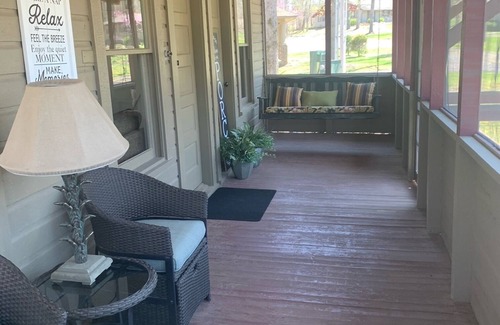 Arcadia Cottage | Quaint Little Porch Cottage