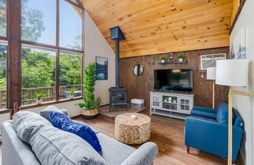 Sleepy Hollow House | Quaint Loft Cabin w Hot Tub, FirePit, Deck & Grill