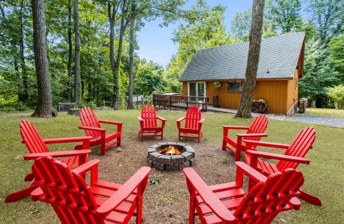 Sleepy Hollow House | Quaint Loft Cabin w Hot Tub, FirePit, Deck & Grill