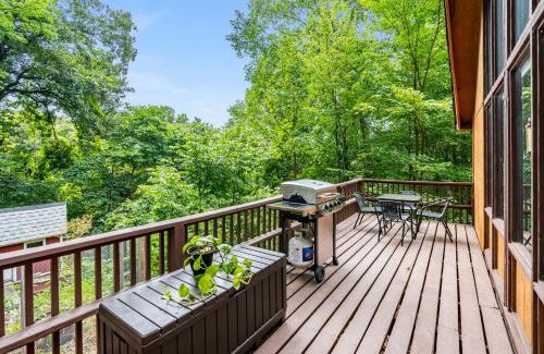 Sleepy Hollow House | Quaint Loft Cabin w Hot Tub, FirePit, Deck & Grill