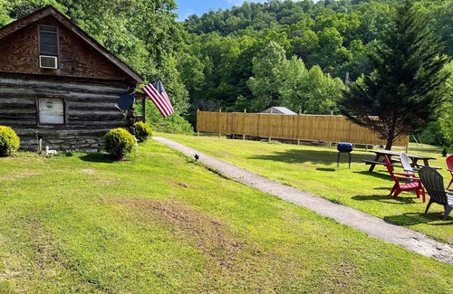 Stanton Cabin | Quaint old fashioned cabin, Loft, Grill, Fire Pit!