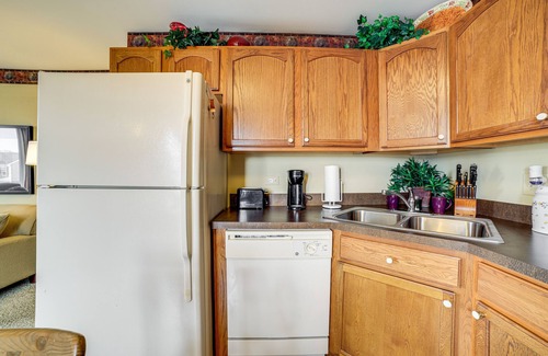 Park Forest Apartment | Quaint Park Forest Apartment - Near Golf Courses!