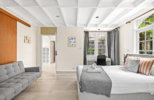 Lindfield House | Quaint Queen Room - Convenient Location in Lindfield - Shared Bathroom