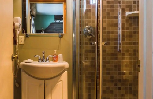 Rice Lake Cabin | Quaint room overlooking the lake called Hummingbird Haven - Curriers Lakeview