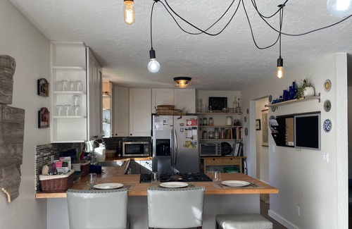 Silverton Other | Quaint Single Level Ranch with Hottub in Oregon's Garden City - Silverton