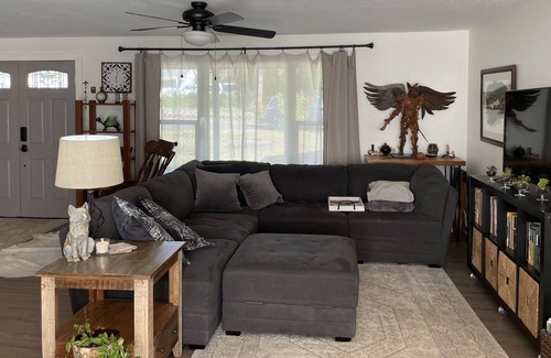 Silverton Other | Quaint Single Level Ranch with Hottub in Oregon's Garden City - Silverton