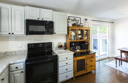 Washington House | Quaint & spacious family-friendly home with pool near Missouri wine trail