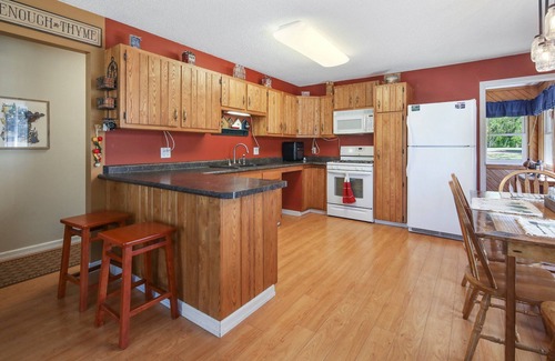 Wild Oak Cabin | Quaint Year Round Cabin with Access to Lake Minnewawa