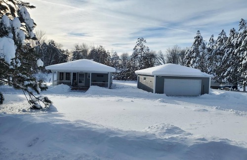 Wild Oak Cabin | Quaint Year Round Cabin with Access to Lake Minnewawa