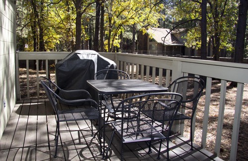 Pinetop Villa | Quality Hill Resort Villa, sleeps six, full kitchen, dining room, private patio