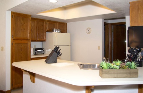 Pinetop Villa | Quality Hill Resort Villa, private garage with remote, deck and barbecue