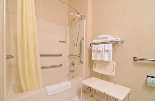 Cedar Rapids Hotel | Quality Inn at Collins Road - Cedar Rapids