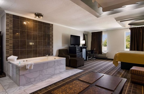 Fox Valley Hotel | Quality Inn Aurora - Naperville Area
