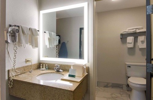 Fox Valley Hotel | Quality Inn Aurora - Naperville Area