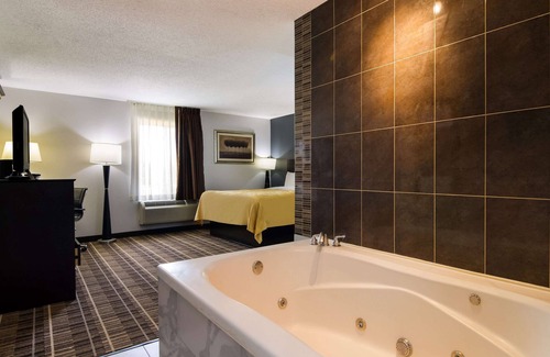 Fox Valley Hotel | Quality Inn Aurora - Naperville Area
