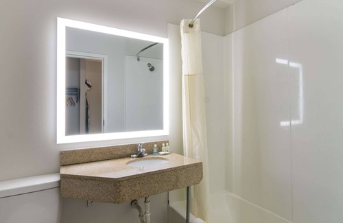 Fox Valley Hotel | Quality Inn Aurora - Naperville Area