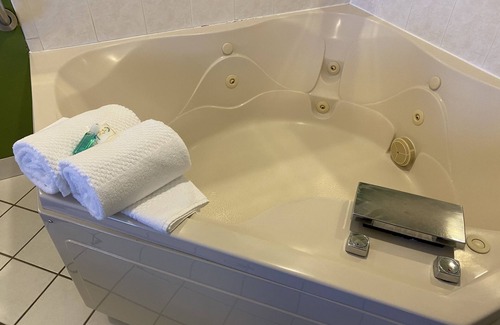 Bolingbrook Hotel | Quality Inn Bolingbrook I-55
