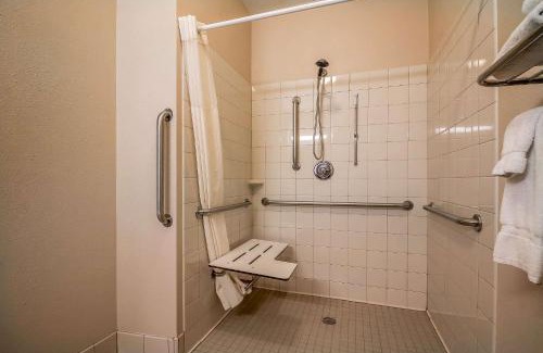 Coralville Hotel | Quality Inn Coralville - Iowa River Landing