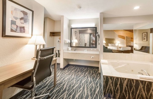 Effingham Hotel | Quality Inn Effingham North