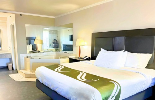 West Meadowbrook Hotel | Quality Inn Fort Worth - Downtown East