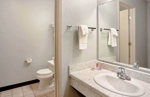 Clinton Hotel | Quality Inn Frontier at U.S. Hwy 30