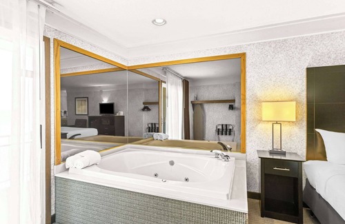 St Ignace Hotel | Quality Inn Lakefront