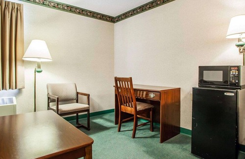 Bethel Hotel | Quality Inn Midway