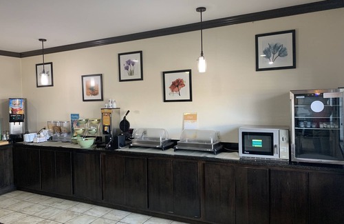 Forsyth Hotel | Quality Inn near I-72 and Hwy 51