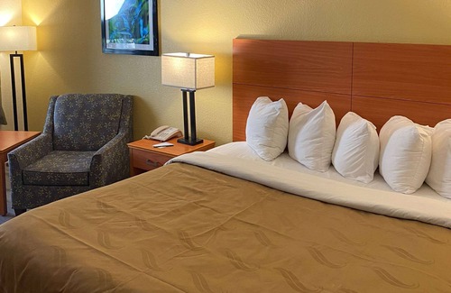 Chiefland Hotel | Quality Inn near Manatee Springs State Park