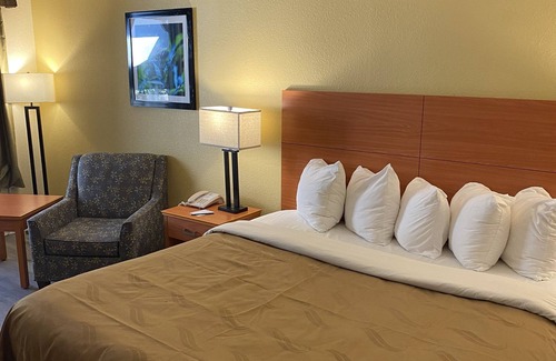 Chiefland Hotel | Quality Inn near Manatee Springs State Park