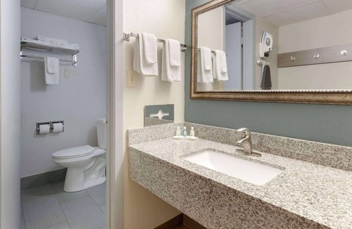 Newton Hotel | Quality Inn Newton at I-80