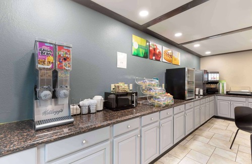 Newton Hotel | Quality Inn Newton at I-80