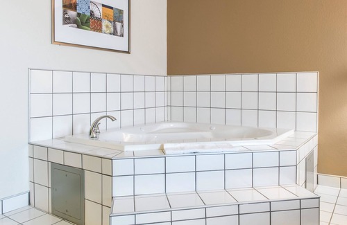 Noblesville Hotel | Quality Inn Noblesville - Indianapolis