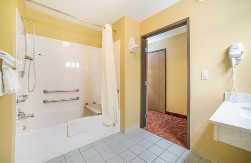 O'Fallon Hotel | Quality Inn O'Fallon IL - St. Louis