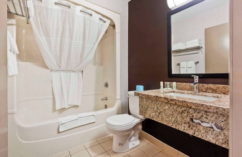 Peterborough Hotel | Quality Inn Peterborough