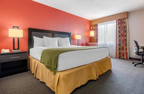 Northeast Mississauga Hotel | Quality Inn & Suites 5585 Ambler Drive Mississauga Ontario