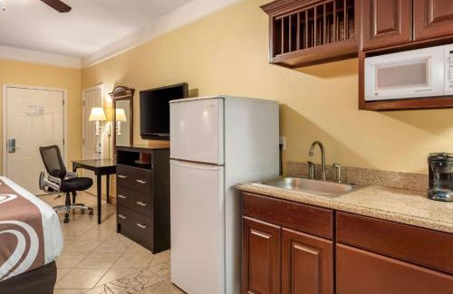 Mercedes Hotel | Quality Inn & Suites at The Outlets Mercedes-Weslaco