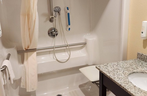 Bellville Hotel | Quality Inn & Suites Bellville - Mansfield