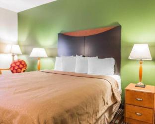 Crestline Heights Hotel | Quality Inn & Suites Birmingham - Highway 280